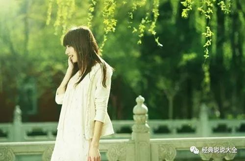 一位女性站在窗边沉思