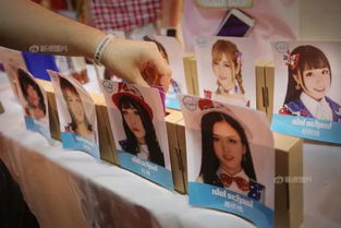 女团成员整齐划一的动作表演刀群舞