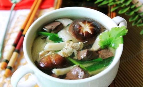 女子为客户准备饭菜