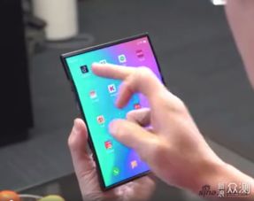 折叠屏手机展示图与普通手机对比<p>中信证券曾预测，未来可能会有一揽子促消费工具箱出台，比如对汽车首购群体给予补贴、生育补贴、国补餐饮旅游消费券等。但从目前来看，这些政策对手机市场的拉动作用还十分有限。</p><p>或许正如业内人士所说：“够用就行”，才是大多数人的选择。</p><p style=