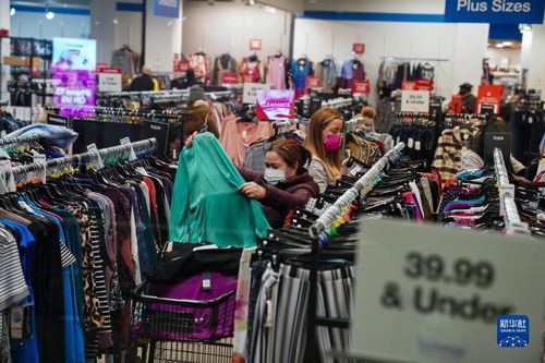 美国消费者在商场试穿衣服<p style=