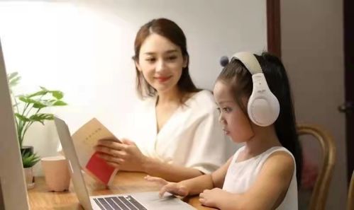 一位母亲在深夜陪伴孩子学习