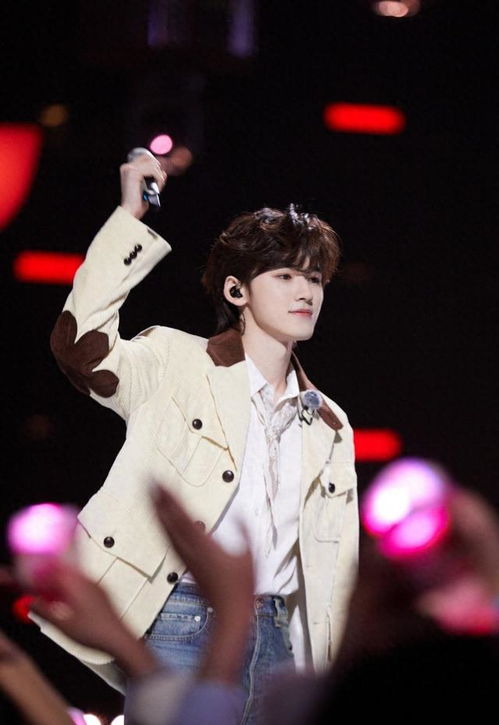 宋亚轩舞台表演现场照微笑表情特写