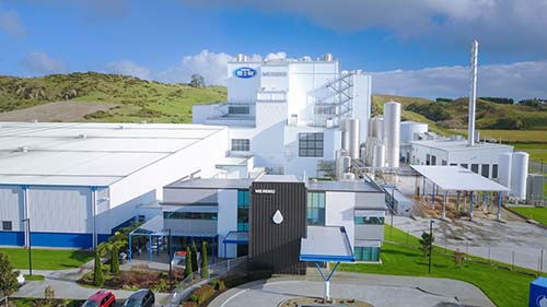 瑞哺恩奶粉生产线<p>说到奶粉，很多人第一时间会想到进口品牌。但蒙牛旗下的瑞哺恩，正在打破这一偏见。</p><p>2024年底，新华社推出的《新质科创脑》节目首期就邀请了瑞哺恩参与共创，正是对其“全球首创”技术的认可。这款奶粉不仅在配方上实现多项创新，更体现了中国制造的实力。</p><p>作为两个孩子的妈妈，我对奶粉的要求一向很高。但试用了瑞哺恩之后，我发现国产奶粉也可以做到如此专业、安全、可靠。</p><br><h3>结语：一瓶牛奶的力量</h3><p>写到这里，我想说，牛奶不只是饮料，它承载着一个国家的健康愿景，也体现了一个企业的责任感。</p><p>蒙牛走过的路，是中国乳业从弱到强的缩影。而他们始终坚持的“每天一斤奶，强壮中国人”的初心，也正是我们每一个人所期待的未来。</p>                        </p>
                        <!-- E 正文 -->
                    </div>

                    <!-- S 付费阅读 -->
<!-- E 付费阅读 -->


                    <!-- S 点赞 -->
<div class=