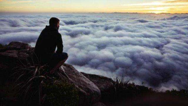 林枫站在高处眺望远方的插画