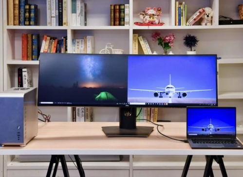 警察在办公室查看电脑屏幕进行网络谣言核查