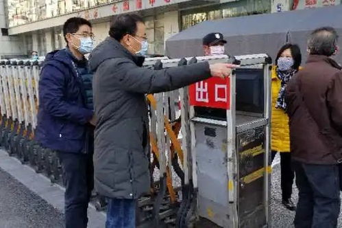 基层工作人员使用数字平台处理事务