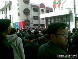 幼儿园门口聚集家长现场