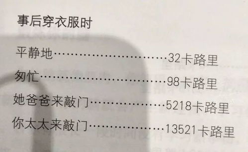 教师在黑板前讲解推理题目