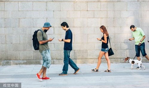 行人边走边看手机危险场景