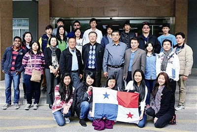 华人平安回国后合影留念