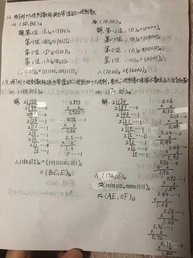 学生填写教学反馈问卷的场景