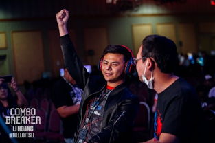 曾卓君在EVO比赛现场高举奖杯