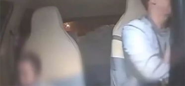 孩子父亲在街头哭泣