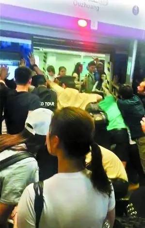 全国大屏都在喊“妈”？百度热搜背后的真实故事与情感共鸣