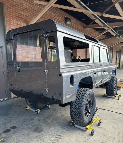 两头野狼夹击一辆SUV