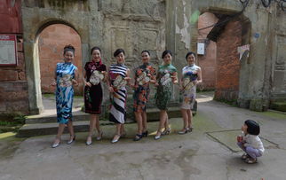 模特在古镇街道走秀