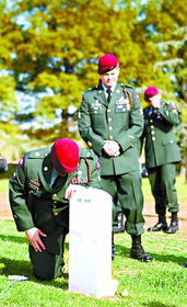 巴基斯坦军人向阵亡战友献花致敬