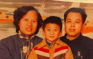 邓超与粉丝合影微笑