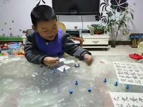 孩子们围坐一起观察磁铁现象