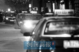 出租车司机查看油价表