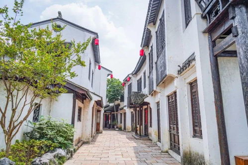 古镇街角的时尚打卡点