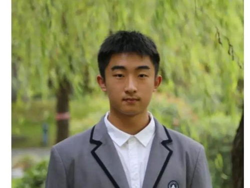 朱也天在图书馆看书的照片