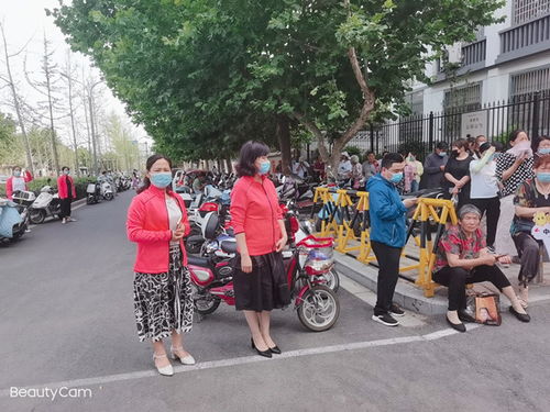 母亲站在门口微笑着迎接女儿归来