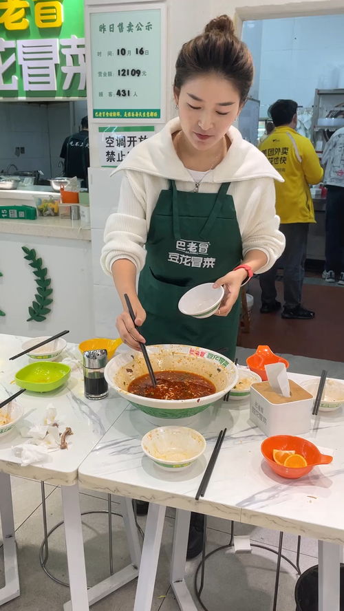 顾客品尝女子做的饭菜