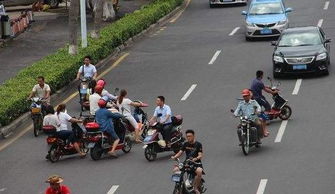 街头人群和电动车混行场景图