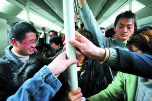 地铁车厢内乘客拥挤场景