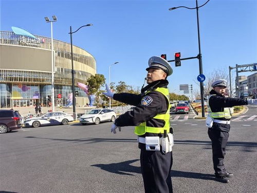 交警在路口指挥交通