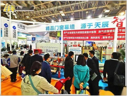 广交会现场人潮涌动展位洽谈合作