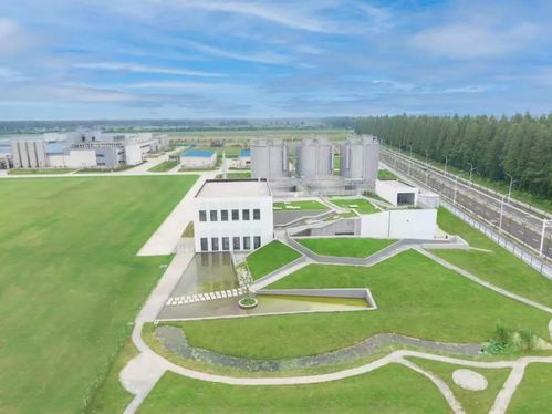 蒙牛绿色工厂外观<p>如果只是做牛奶，那可能只是个企业。但蒙牛显然不满足于此。</p><p>根据最新的2024年可持续发展报告，蒙牛已经拥有37座国家级绿色工厂，还有全球首家乳业“灯塔工厂”。MSCI ESG评级连续两年保持AA级，并入选标普全球《可持续发展年鉴（中国版）》。这些数据背后，是他们在环保、资源循环利用上的持续投入。</p><div class=