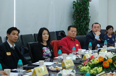 邓超在活动现场认真发言