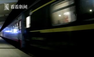 地铁站台乘客等待列车进站