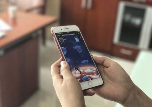 一群网友在手机前讨论社交媒体上的新闻