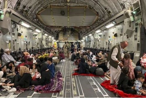 华人撤离途中机场混乱场景