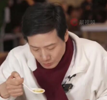 雷军在元宵节直播中吃汤圆