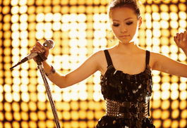 张靓颖在录音室工作