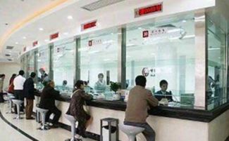 银行柜台前排队购买金条的顾客<br><p>我在去年也曾通过工行购买过两根小克重的金条，当时还特意留了发票和证书，想着万一哪天需要用钱，可以随时变现。但现在看到这个新闻，心里难免有些打鼓。</p><br><h2>四、金条质量问题频发？并非首次</h2><br><p>其实这并不是第一次有关银行或品牌金条出现问题的新闻。早在2024年7月，就有媒体曝光一些直播间售卖的所谓“中国黄金”产品存在假冒伪劣现象；同年2月，天津一位消费者爆料老凤祥清洗黄金手镯时发现品牌LOGO被蹭掉，至今仍未得到正式回应。</p><br><p>这些事件虽然不完全相同，但都指向了一个问题：即便是大品牌、大平台，也不能保证每一件黄金产品的质量和真实性。</p><br><h2>五、如何辨别真假黄金？我的一点小心得</h2><br><p>作为普通消费者，我们在购买黄金时该如何避免踩雷呢？以下是我总结的一些实用建议：</p><br><ul><li>选择正规渠道购买，如银行网点、大型珠宝连锁店；</li><li>查验产品是否有权威机构出具的鉴定证书；</li><li>使用专业检测工具（如密度法、光谱仪）进行初步判断；</li><li>保留购买凭证，一旦发现问题及时维权。</li></ul><br><img src=