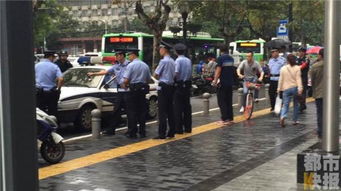 地铁站内民警与工作人员正在排查可疑人员