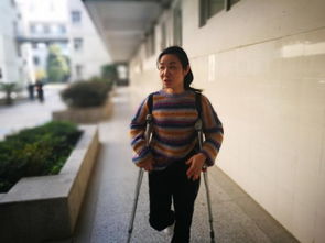 黄镇宇拄盲杖行走校园