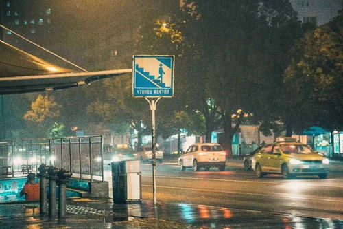 夜晚灯光下的小巷两个人并肩行走的剪影