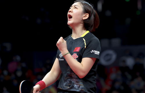 陈梦与小球员们击掌互动