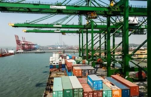 深圳港口集装箱运输繁忙场景