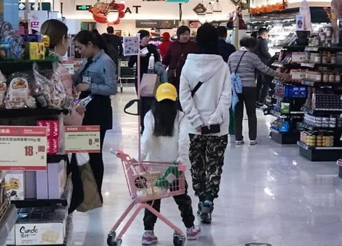 母女在商场购物