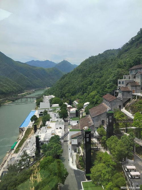 悬崖上的白色建筑群