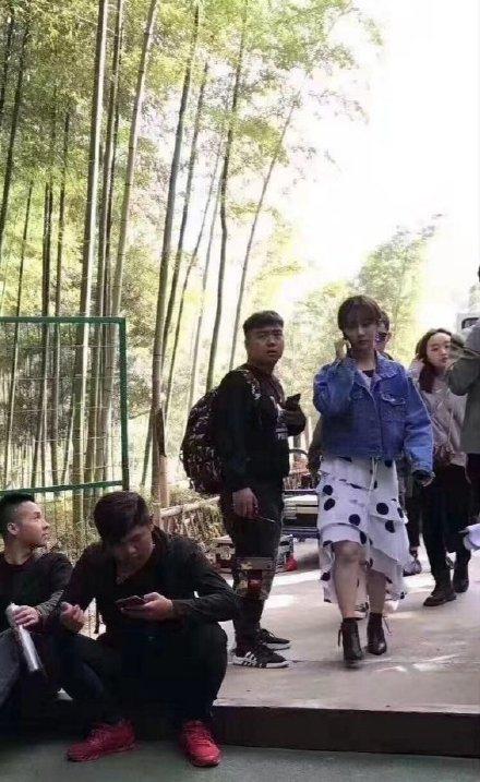 现代兄弟并肩行走图