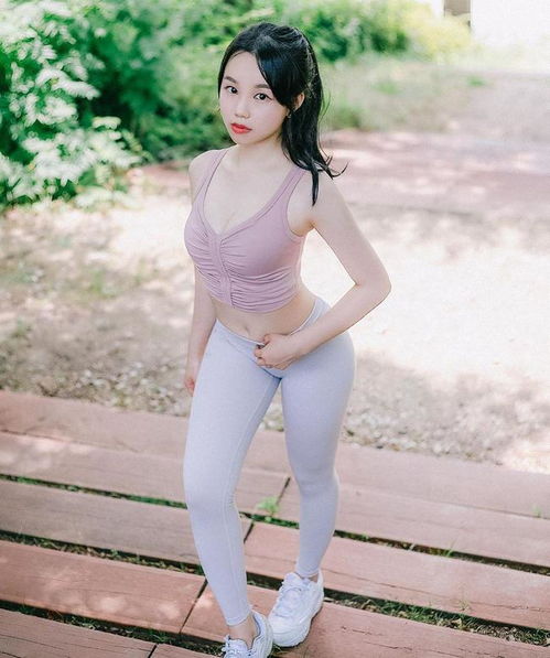 一位女性在公园慢跑锻炼身体